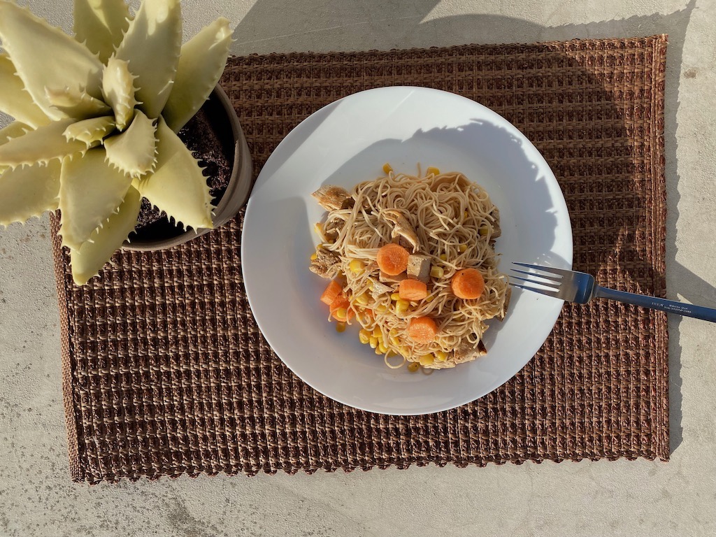 κοτοπουλο με noodles σε πιατο